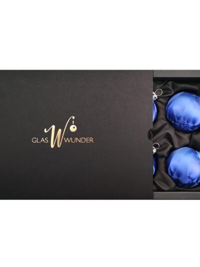 6er Set Christbaumkugeln aus Glas mit 6cm Durchmesser in einem dunklen Blauton und Icing-Design in einer schwarzen Verpackung mit goldenem GlasWunder Logo