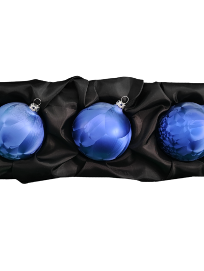 3er Set Christbaumkugeln aus Glas mit 8cm Durchmesser in einem dunklen Blauton und Icing-Design auf einem schwarzen Seidentuch