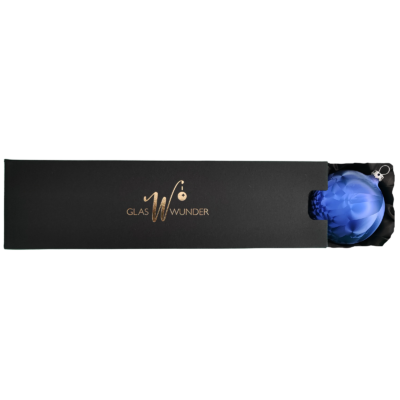 3er Set Christbaumkugeln aus Glas mit 8cm Durchmesser in einem dunklen Blauton und Icing-Design in einer schwarzen Verpackung mit goldenem GlasWunder Logo