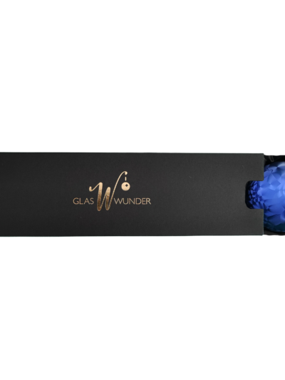 3er Set Christbaumkugeln aus Glas mit 8cm Durchmesser in einem dunklen Blauton und Icing-Design in einer schwarzen Verpackung mit goldenem GlasWunder Logo