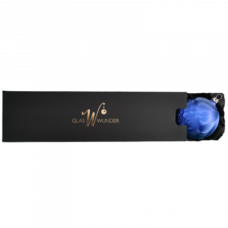 3er Set Christbaumkugeln aus Glas mit 8cm Durchmesser in einem dunklen Blauton und Icing-Design in einer schwarzen Verpackung mit goldenem GlasWunder Logo