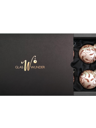 6er Set Christbaumkugeln aus Glas in einem Champagner matt, einem Blütendekor und 6cm Durchmesser. Kugeln sind in einer schwarzen Verpackung mit goldenem GlasWunder Logo