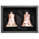 2er Set Christbaumglocken aus Glas in Champagner matt mit einem Blütendekor und 5cm Durchmesser. Glocken in einem schwarzen Naturkarton