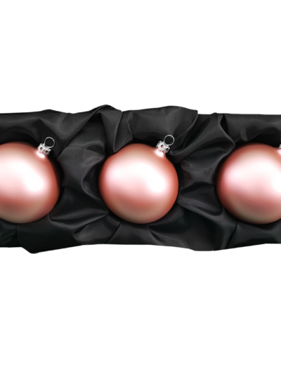 3er Set Christbaumkugeln aus Glas in einem matten Rosatraum mit 8cm Durchmesser auf einem schwarzen Seidentuch