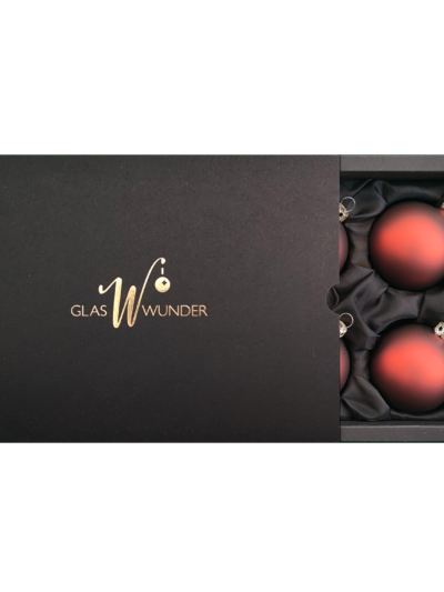 6er Set Christbaumkugeln aus Glas mit 6cm Durchmesser in Cappuccino matt in einer schwarzen Verpackung mit goldenem GlasWunder Logo