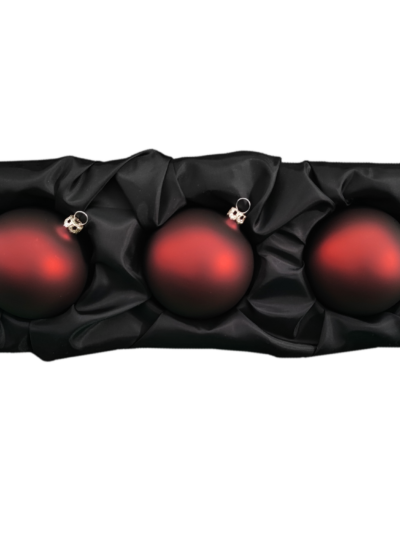 3er Set Christbaumkugeln aus Glas mit 8cm Durchmesser in Cappuccino matt aus einem schwarzen Seidentuch