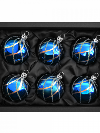 6er Set Christbaumkugeln aus Glas in einem glänzenden Azurblau und glitzernden Rautenmuster mit 6cm Durchmesser in einem schwarzen Naturkarton