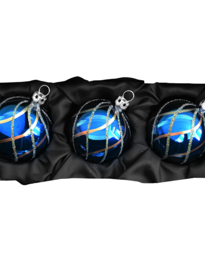 3er Set Christbaumkugeln aus Glas in einem glänzenden Azurblau und glitzernden Rautenmuster mit 8cm Durchmesser auf einem schwarzen Seidentuch