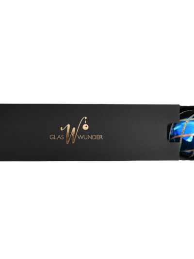 3er Set Christbaumkugeln aus Glas in einem glänzenden Azurblau und glitzernden Rautenmuster mit 8cm Durchmesser in einer schwarzen Verpackung mit goldenem GlasWunder Logo