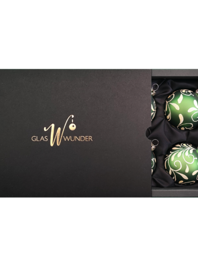 6er Set Christbaumkugeln aus Glas mit 6cm Durchmesser in Moosgrün matt und einem Blütenbouquet in einer schwarzen Verpackung und goldenem GlasWunder Logo