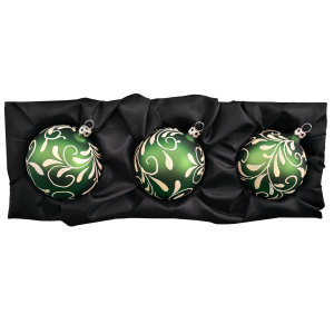 3er Set Christbaumkugeln aus Glas mit 8cm Durchmesser in Moosgrün matt und einem Blütenbouquet auf einem schwarzen Seidentuch