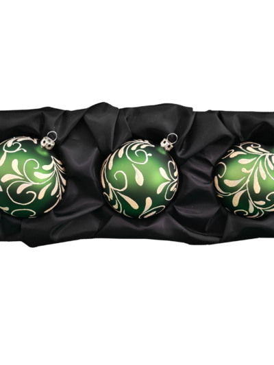 3er Set Christbaumkugeln aus Glas mit 8cm Durchmesser in Moosgrün matt und einem Blütenbouquet auf einem schwarzen Seidentuch