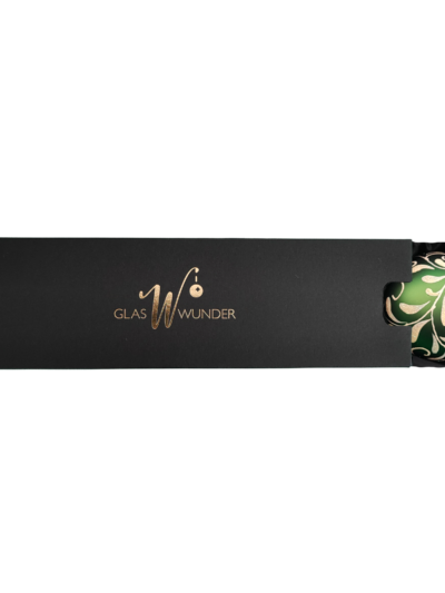 3er Set Christbaumkugeln aus Glas mit 8cm Durchmesser in Moosgrün matt und einem Blütenbouquet in einer schwarzen Verpackung mit goldenem GlasWunder Logo