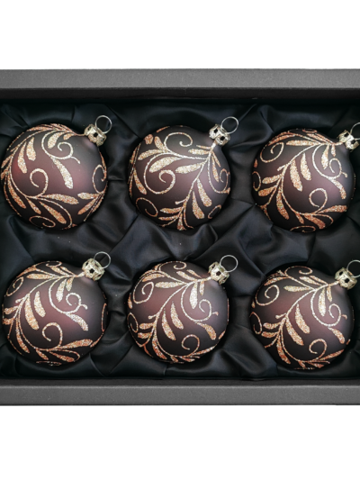 6er Set Christbaumkugeln aus Glas mit 6cm Durchmesser in Caramel Opal und einem Blütenbouquet in einem schwarzen Naturkarton