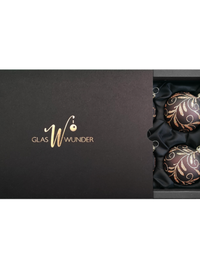 6er Set Christbaumkugeln aus Glas mit 6cm Durchmesser in Caramel Opal und einem Blütenbouquet in einer schwarzen Verpackung mit goldenem GlasWunder Logo