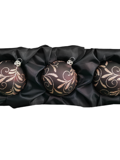 3er Set Christbaumkugeln aus Glas mit 8cm Durchmesser in Caramel Opal und einem Blütenbouquet auf einem schwarzen Seidentuch