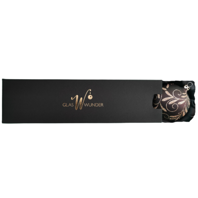 3er Set Christbaumkugeln aus Glas mit 8cm Durchmesser in Caramel Opal und einem Blütenbouquet in einer schwarzen Verpackung und goldenem GlasWunder Logo