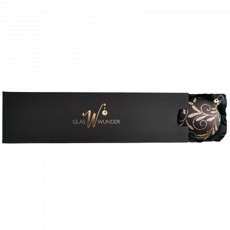 3er Set Christbaumkugeln aus Glas mit 8cm Durchmesser in Caramel Opal und einem Blütenbouquet in einer schwarzen Verpackung und goldenem GlasWunder Logo