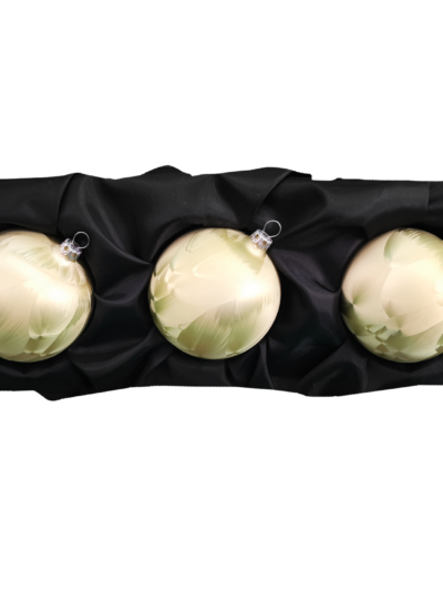 3er Set Christbaumkugeln aus Glas in einem matten Lind grün Ice Design mit 8cm Durchmesser auf einem schwarzen Seidentuch