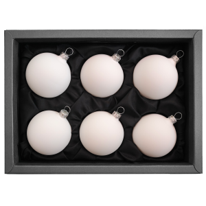 6er Set Christbaumkugeln aus Glas mit 6cm Durchmesser in einem matten Softweiß in einem schwarzen Naturkarton