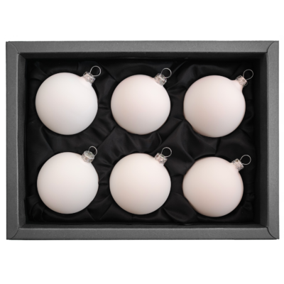 6er Set Christbaumkugeln aus Glas mit 6cm Durchmesser in einem matten Softweiß in einem schwarzen Naturkarton