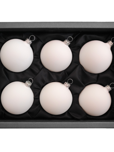 6er Set Christbaumkugeln aus Glas mit 6cm Durchmesser in einem matten Softweiß in einem schwarzen Naturkarton