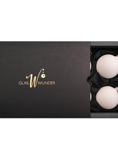 6er Set Christbaumkugeln aus Glas mit 6cm Durchmesser in einem matten Softweiß in einer schwarzen Verpackung mit goldenem GlasWunder Logo