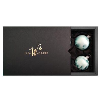 6er Set Christbaumkugeln aus Glas mit 6cm Durchmesser in einem mint grün Ice Design in einer schwarzen Verpackung mit einem goldenem GlasWunder Logo