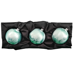 3er Set Christbaumkugeln aus Glas mit 8cm Durchmesser in einem mint grün Ice Design auf einem schwarzen Seidentuch