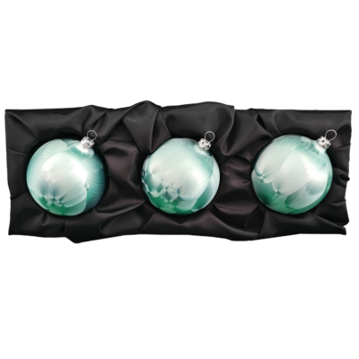 3er Set Christbaumkugeln aus Glas mit 8cm Durchmesser in einem mint grün Ice Design auf einem schwarzen Seidentuch