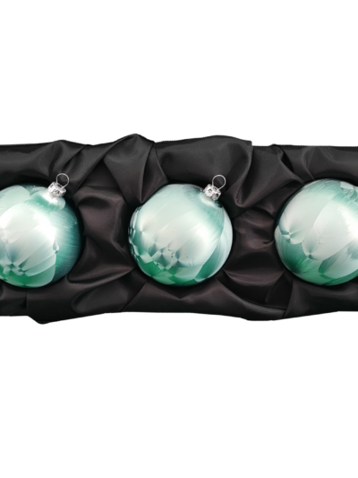 3er Set Christbaumkugeln aus Glas mit 8cm Durchmesser in einem mint grün Ice Design auf einem schwarzen Seidentuch