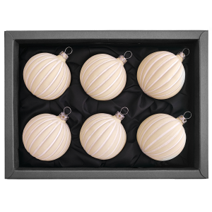 6er Set Christbaumkugeln aus Glas mit 6cm Durchmesser in einem matten Softgrün und Rillen in einem schwarzen Naturkarton