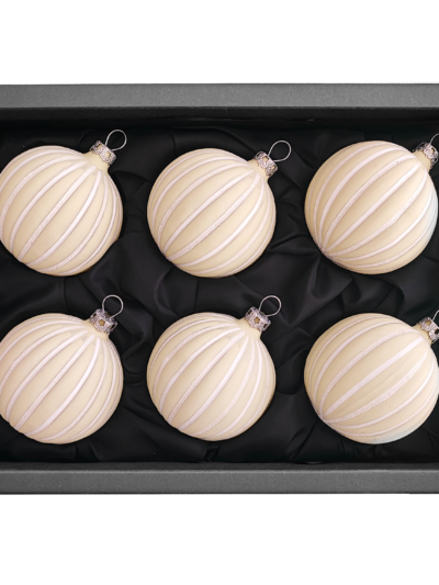 6er Set Christbaumkugeln aus Glas mit 6cm Durchmesser in einem matten Softgrün und Rillen in einem schwarzen Naturkarton