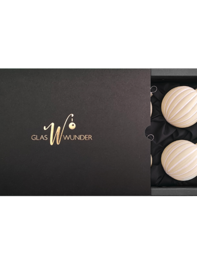 6er Set Christbaumkugeln aus Glas in einem matten Softgrün und Rillen Design mit 6cm Durchmesser in einer schwarzen Verpackung mit goldenem GlasWunder Logo