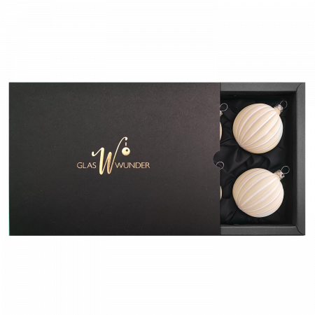 6er Set Christbaumkugeln aus Glas in einem matten Softgrün und Rillen Design mit 6cm Durchmesser in einer schwarzen Verpackung mit goldenem GlasWunder Logo