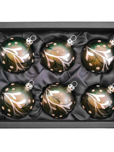 6er Set Christbaumkugeln aus Glas mit 6cm Durchmesser in einem seidenmatten Khakigrün mit Beerenranken in schwarzem Naturkarton