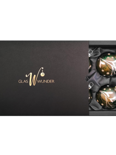 6er Set Christbaumkugeln mit 6cm Durchmesser in einem seidenmatten Khakigrün mit Beerenranken in einer schwarzer Verpackung und goldenem GlasWunder Logo