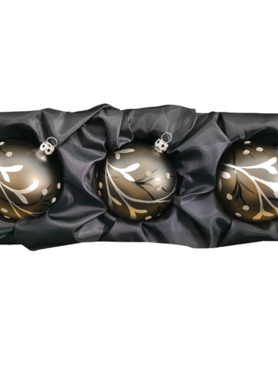 3er Set Christbaumkugeln mit 8cm Durchmesser in einem seidenmatten Khakigrün mit Beerenranken in einem schwarzen Seidentuch