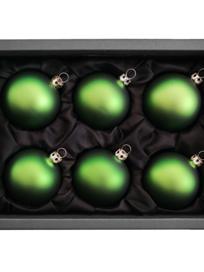 6er Set Christbaumkugeln mit 6cm Durchmesser in Moosgrün matt in einem schwarzem Naturkarton