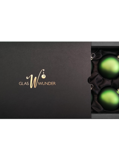 6er Set Christbaumkugeln aus Glas mit 6cm Durchmesser in Moosgrün matt in einer schwarzen Verpackung und goldenem GlasWunder Logo