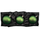 3er Set Christbaumkugeln aus Glas mit 8cm Durchmesser in Moosgrün matt aus einem schwarzen Seidentuch