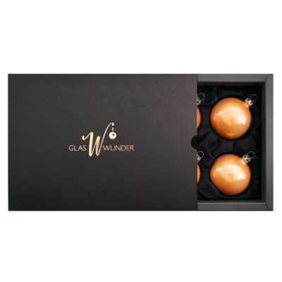 6er Set Christbaumkugeln aus Glas mit 6cm Durchmesser in Caramel Opal in einer schwarzen Verpackung mit goldenem GlasWunder Logo