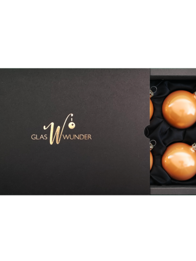 6er Set Christbaumkugeln aus Glas mit 6cm Durchmesser in Caramel Opal in einer schwarzen Verpackung mit goldenem GlasWunder Logo