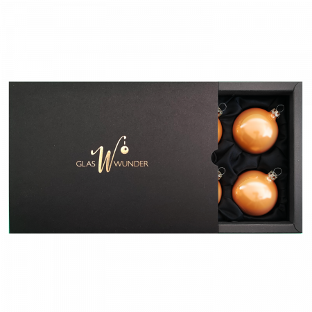 6er Set Christbaumkugeln aus Glas mit 6cm Durchmesser in Caramel Opal in einer schwarzen Verpackung mit goldenem GlasWunder Logo