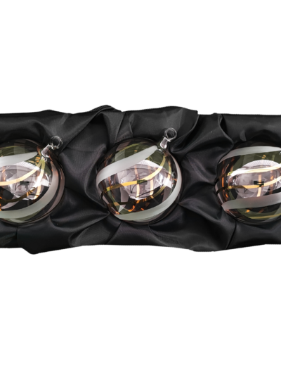 3er Set Christbaumkugeln aus Glas in einem transparenten Look und 24 Karat Gold Linien mit 8cm Durchmesser auf einem schwarzen Seidentuch