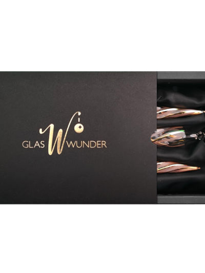 3er Set gedrehte Zapfen aus Glas in einem transparenten Look und 24 Karat Gold Linien mit 11cm Durchmesser in einer schwarzen Verpackung mit goldenem GlasWunder Logo