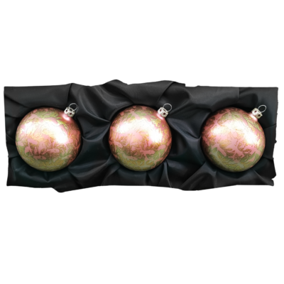 3er Set Christbaumkugeln aus Glas in einem matten Rosatraum und einem Softeffekt mit 8cm Durchmesser auf einem schwarzen Seidentuch