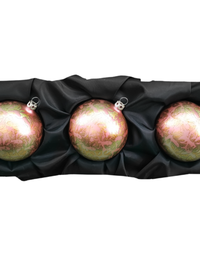 3er Set Christbaumkugeln aus Glas in einem matten Rosatraum und einem Softeffekt mit 8cm Durchmesser auf einem schwarzen Seidentuch