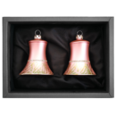 2er Set Christbaumglocken aus Glas in einem matten Rosatraum und einem Softeffekt mit 5cm Durchmesser in einem schwarzen Naturkarton