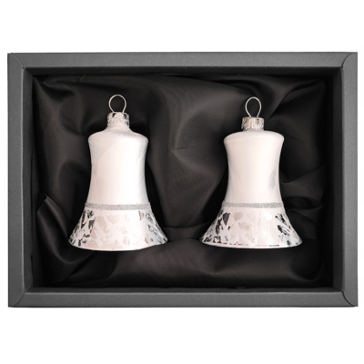 2er Set Christbaumglocken aus Glas mit einem weißen Softeffekt mit 5cm Durchmesser in einem schwarzen Naturkarton